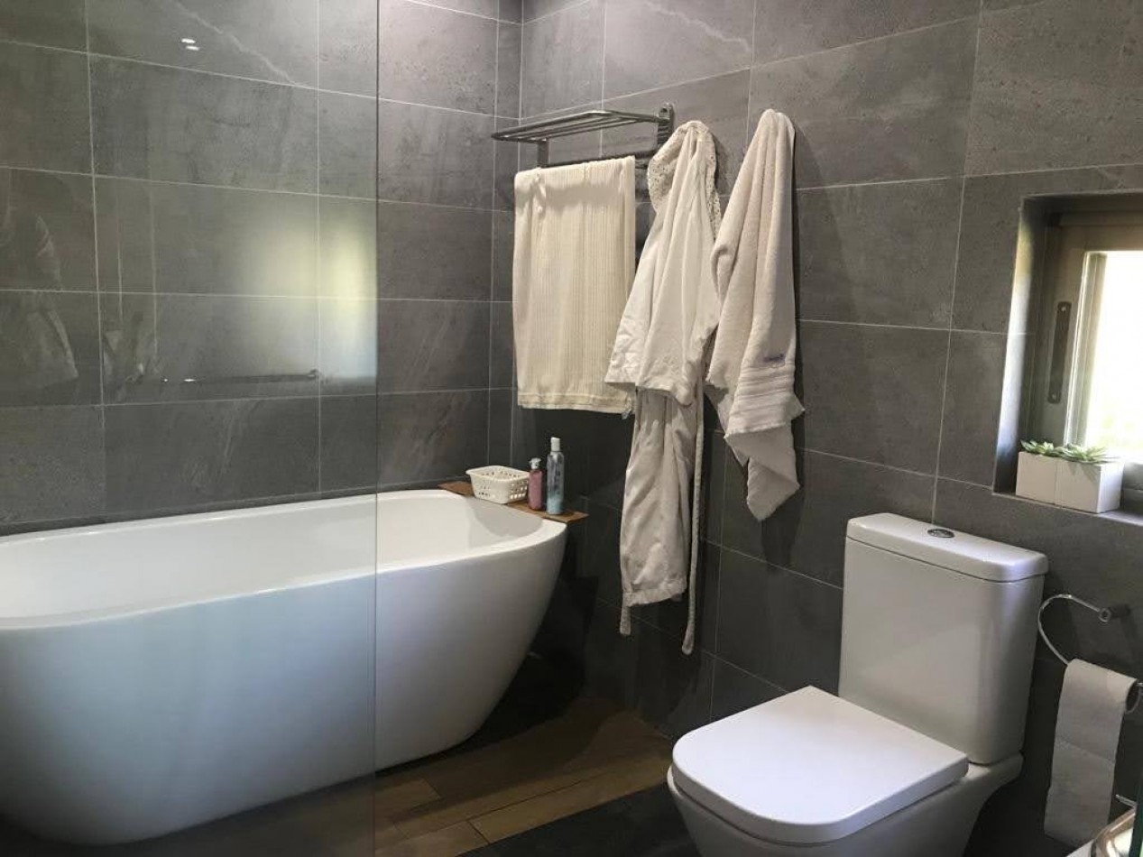 VENTA IMPORTANTE  CASA 4 DORMITORIOS EN ALDEA FISHERTON 