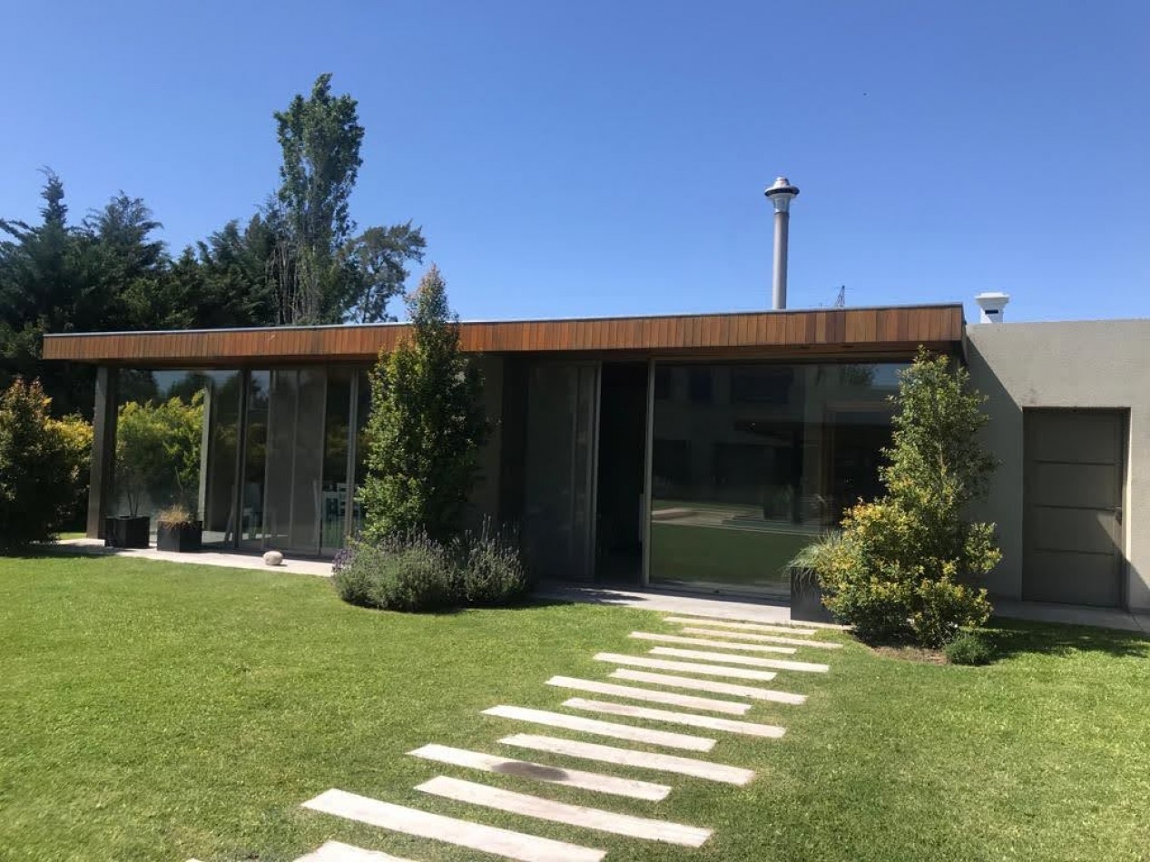 VENTA IMPORTANTE  CASA 4 DORMITORIOS EN ALDEA FISHERTON 