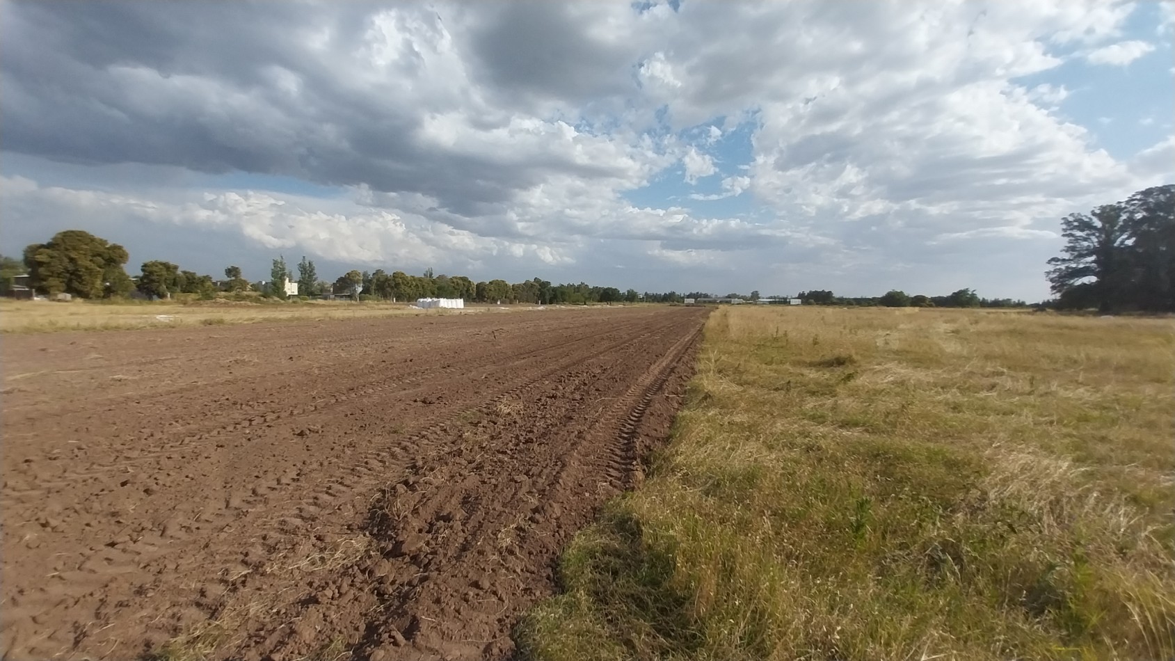 FUNES VENTA TERRENO USO COMERCIAL  Y DESARROLLO  ESQUINERO AVENIDA FUERZA AEREA Y LOS GIRASOLES 