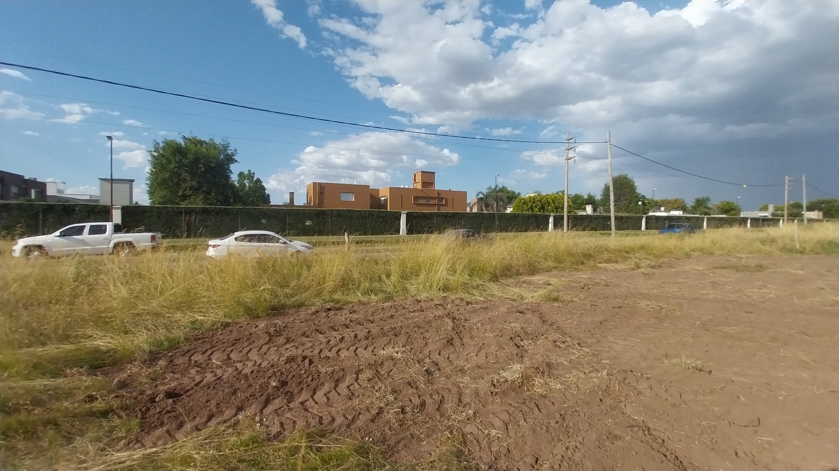 FUNES VENTA TERRENO USO COMERCIAL Y DESARROLLO  AVENIDA FUERZA AEREA Y LOS GIRASOLES