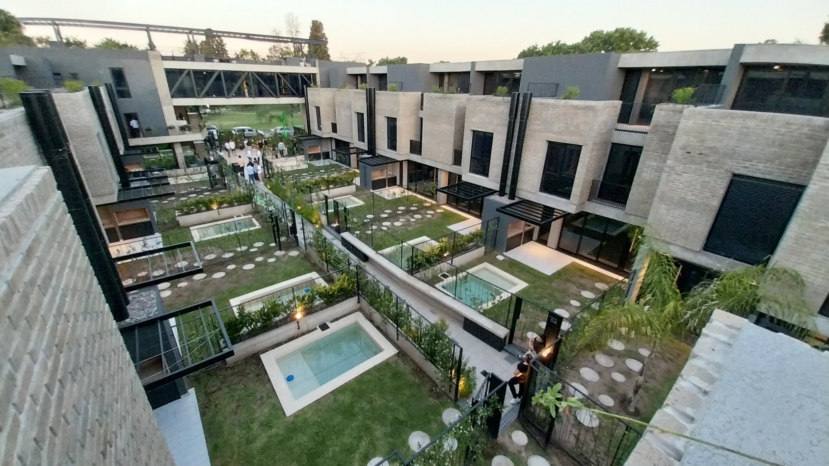 FISHERTON ESTRENAR VENTA CASA CUATRO DORMITORIOS CON PILETA Y PARRILLERO AMENITIES