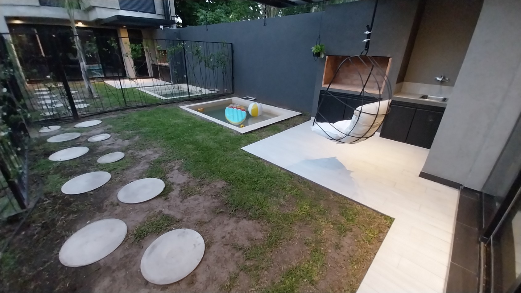 FISHERTON ESTRENAR VENTA CASA CUATRO DORMITORIOS CON PILETA Y PARRILLERO AMENITIES