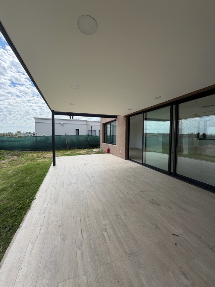 FISHERTON VENTA CASA TRES DORMITORIOS LOS PASOS DEL JOCKEY 4 BARRIO PRIVADO ENTREGA 50% SALDO 48 CUOTAS