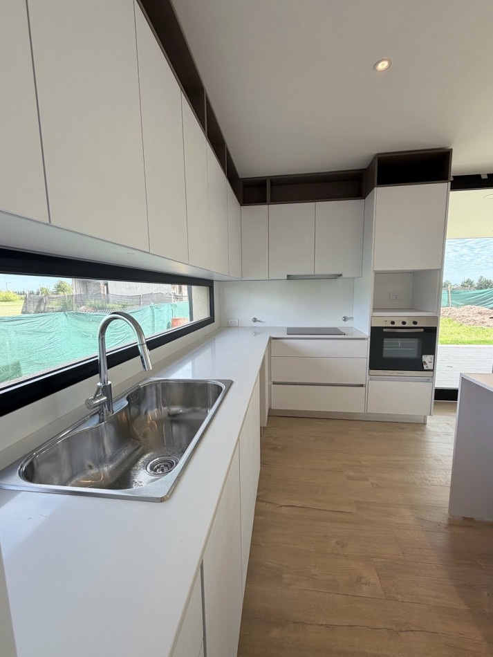 FISHERTON VENTA CASA TRES DORMITORIOS LOS PASOS DEL JOCKEY 4 BARRIO PRIVADO ENTREGA 50% SALDO 48 CUOTAS