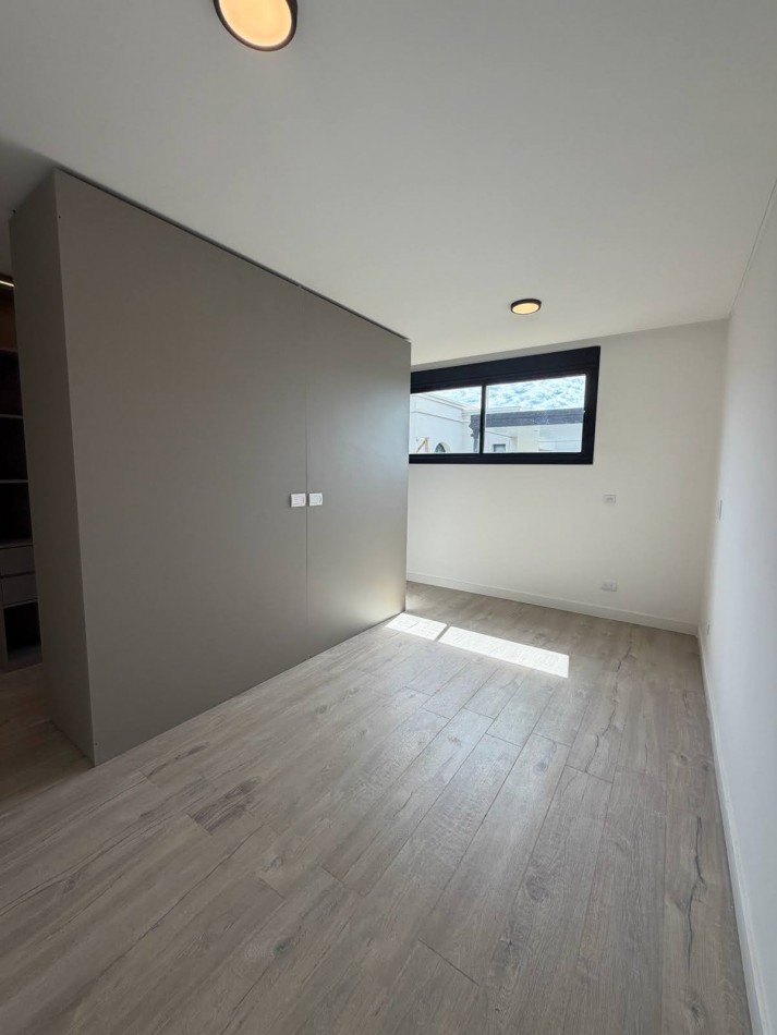 FISHERTON VENTA CASA TRES DORMITORIOS LOS PASOS DEL JOCKEY 4 BARRIO PRIVADO ENTREGA 50% SALDO 48 CUOTAS