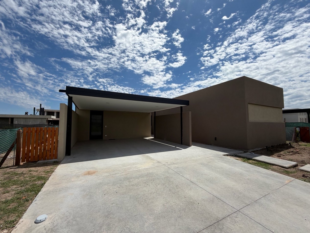 FISHERTON VENTA CASA TRES DORMITORIOS LOS PASOS DEL JOCKEY 4 BARRIO PRIVADO ENTREGA 50% SALDO 48 CUOTAS