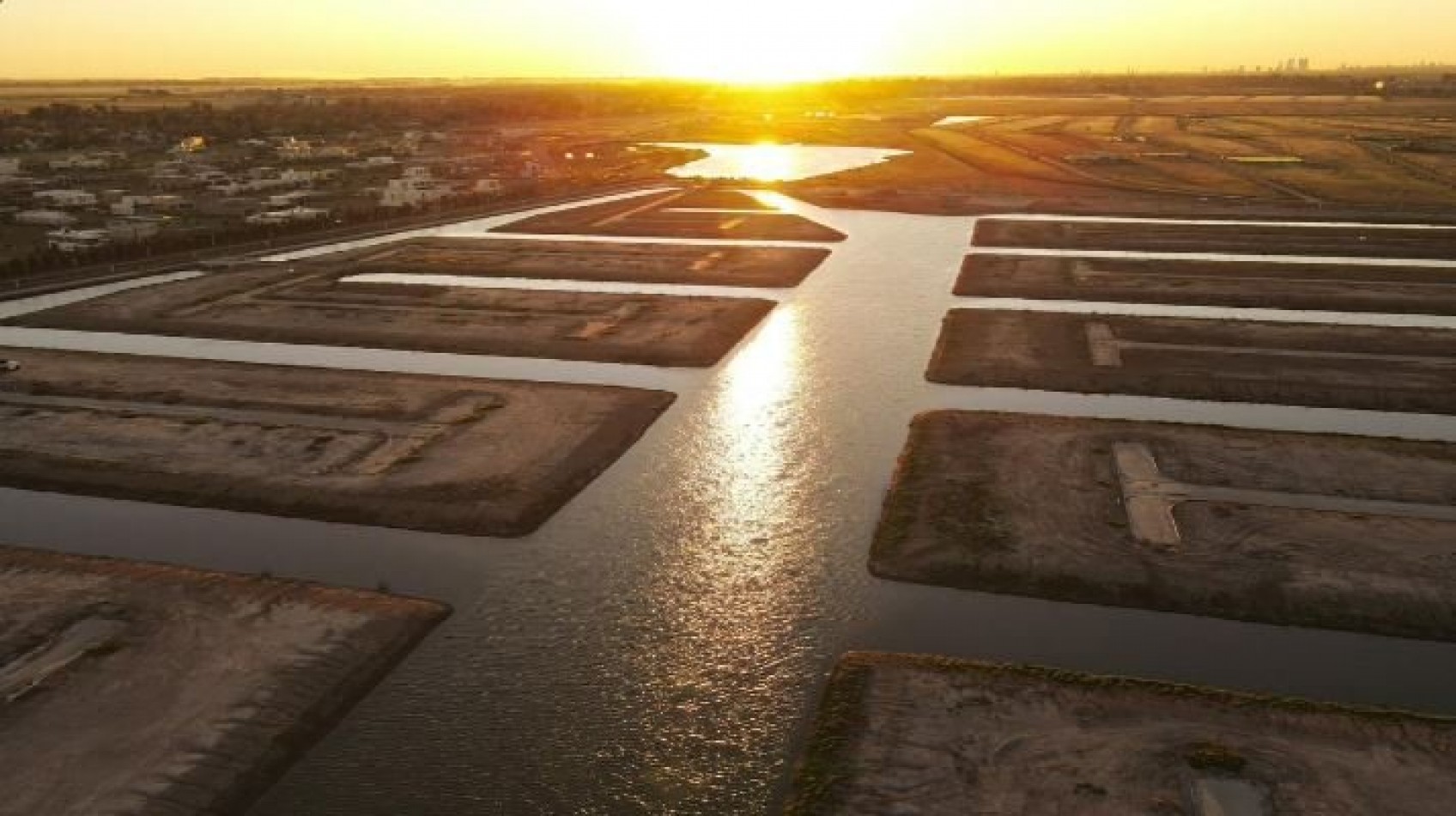 FUNES VENTA  TERRENO AGUADAS LAKE !