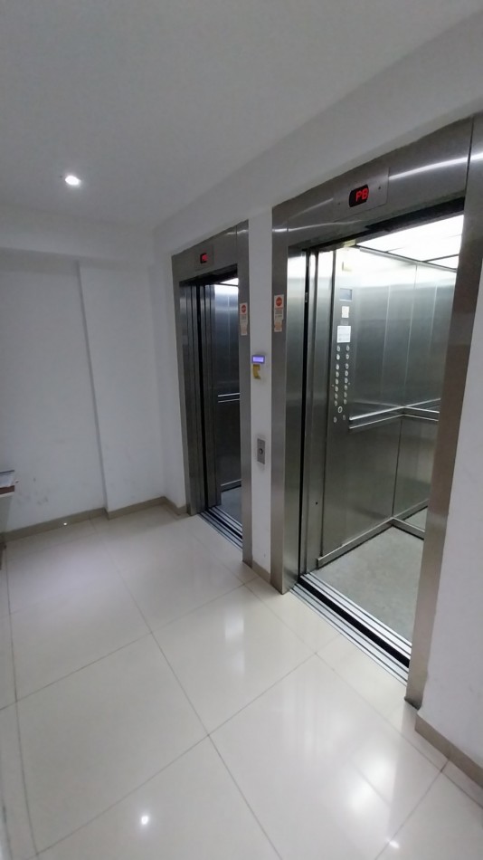 ZONA RIO! VENTA PISO EXCLUSIVO TRES DORMITORIOS CON DOS COCHERAS