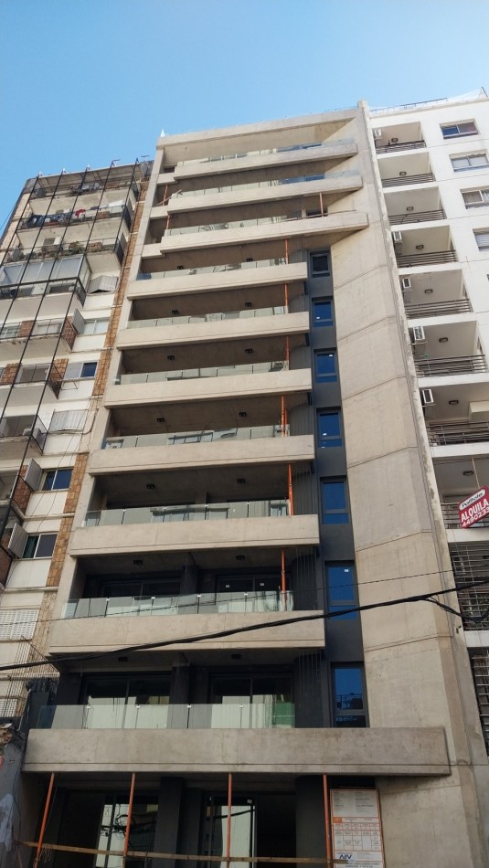 Venta Departamento Dos Dormitorios Primer Piso Con Patio, Pileta Y Parrillero De Uso Exclusivo Entre Rios 400 Entrega  Julio 2025