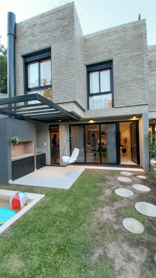 FISHERTON ESTRENAR VENTA CASA CUATRO DORMITORIOS CON PILETA Y PARRILLERO AMENITIES