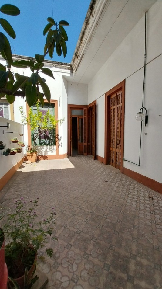 VENTA CASA DE PASILLO 7 DORMITORIOS SARGENTO CABRAL  Y EL RIO IDEAL INSTITUCIONES, CONSULTORIOS, INSTITUTOS....