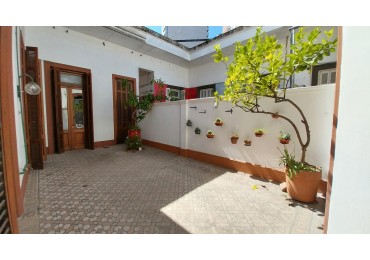 VENTA PARA INSTITUCIONES CASA  7 DORMITORIOS SARGENTO CABRAL  Y EL RIO 